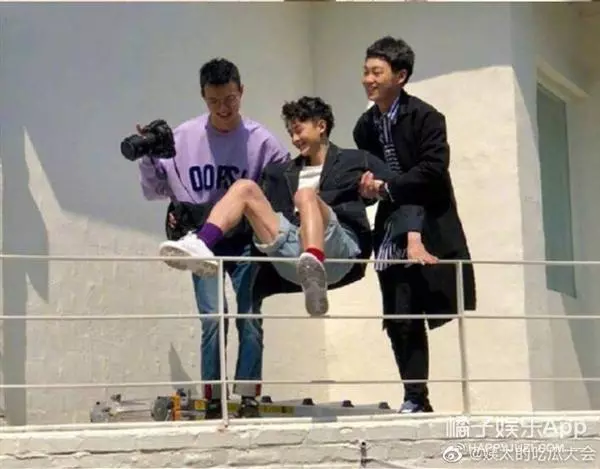 明星雜誌竟都這麼拍出來的...捂住嘴巴努力不讓自己笑出聲!