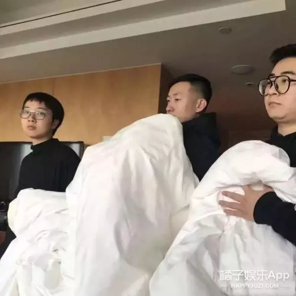 明星雜誌竟都這麼拍出來的...捂住嘴巴努力不讓自己笑出聲!