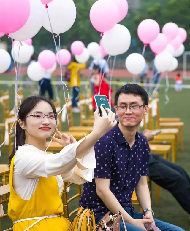 下班回家,看到老婆正在給母親洗腳,我一氣之下把她趕出了家門