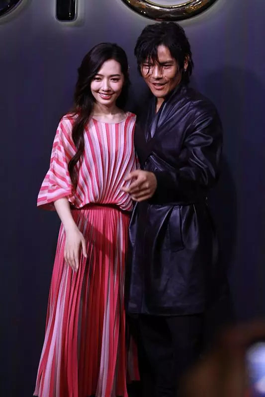向佐郭碧婷甜蜜合體大秀恩愛!兩人造型堪稱「美女與野獸」!