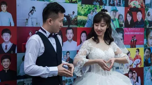 老夫妻街上吃飯發現沒帶錢,被店主刁難,女兒來後,店主不知所措