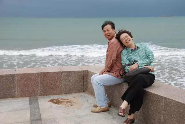 老夫妻街上吃飯發現沒帶錢,被店主刁難,女兒來後,店主不知所措
