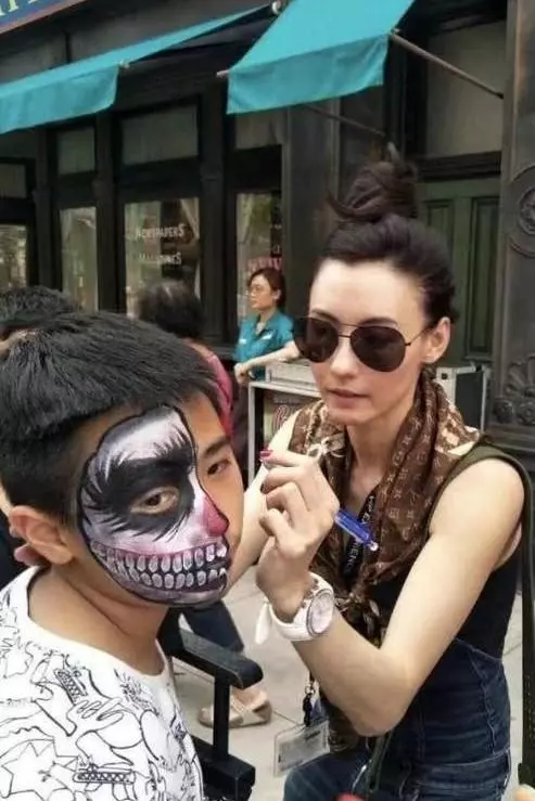 張柏芝教兒子跳水變「人肉板」,兩兄弟被曬到黑成煤球太誇張!