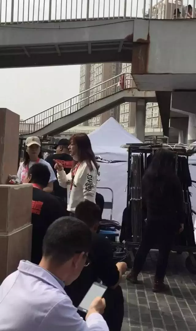 趙薇片場素顏近照曝光,面色差到不敢認!疑似罕見帶上婚戒?
