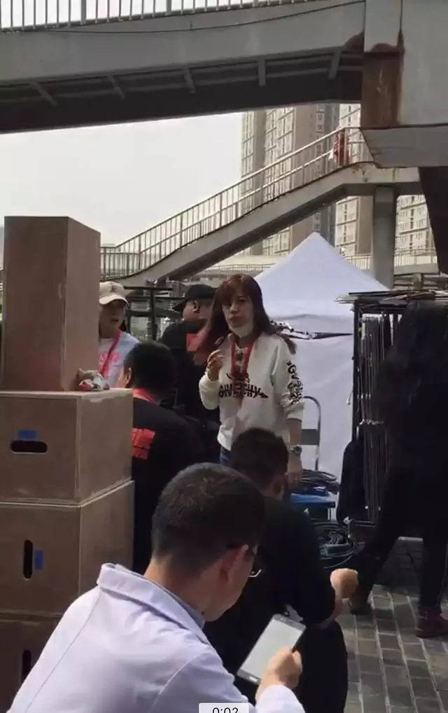 趙薇片場素顏近照曝光,面色差到不敢認!疑似罕見帶上婚戒?