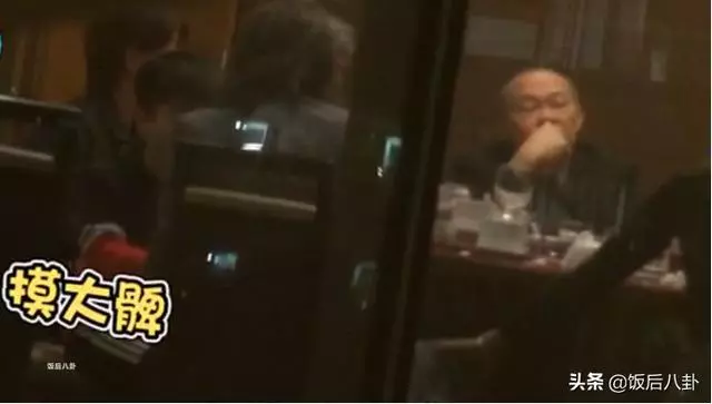 66歲港星與年輕女子當眾互摸被拍,曾結過4次婚一生桃花運不斷!