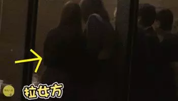 66歲港星與年輕女子當眾互摸被拍,曾結過4次婚一生桃花運不斷!