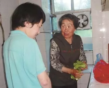 婆婆每天到廠里給我送飯,一天提前回家看到桌子三碟菜,我愣住了