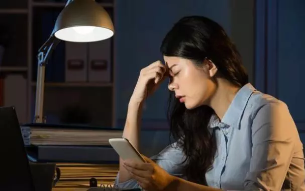妻子在家養病,丈夫總是半夜十二點回家,悄悄跟著丈夫後,愣住了