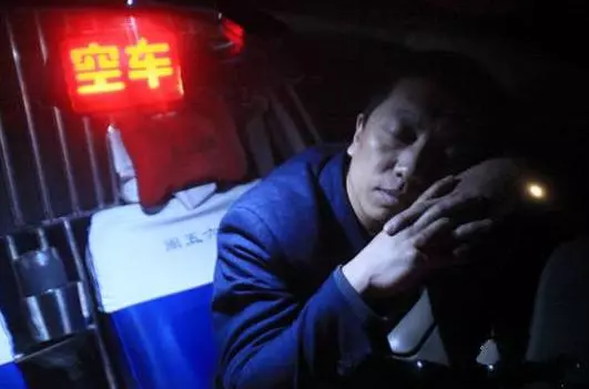 妻子在家養病,丈夫總是半夜十二點回家,悄悄跟著丈夫後,愣住了