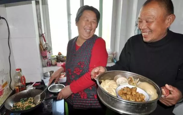 帶禮物見准公婆,她不要嫁妝還出錢給我媽治病,我轉身就離開