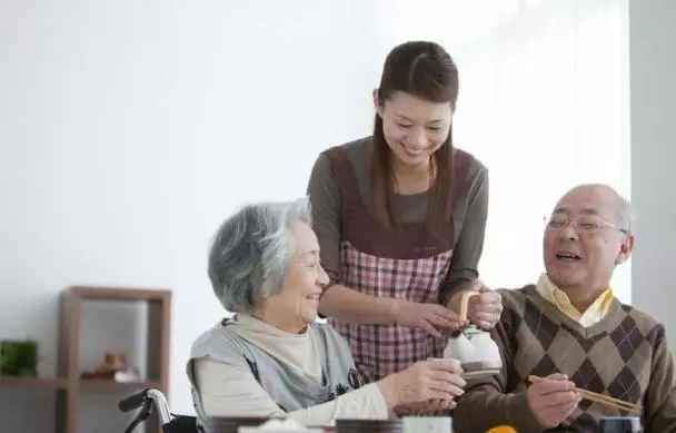 帶禮物見准公婆,她不要嫁妝還出錢給我媽治病,我轉身就離開