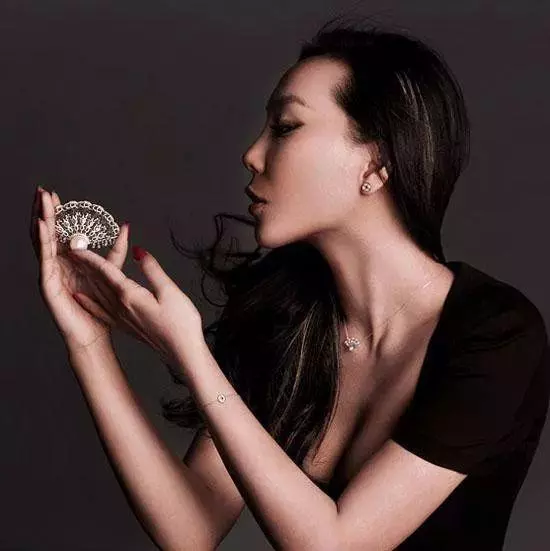 豪門孫輩:霍英東外孫女驚艷,李嘉誠孫女普通,他家的卻丑不堪言