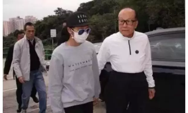 豪門孫輩:霍英東外孫女驚艷,李嘉誠孫女普通,他家的卻丑不堪言