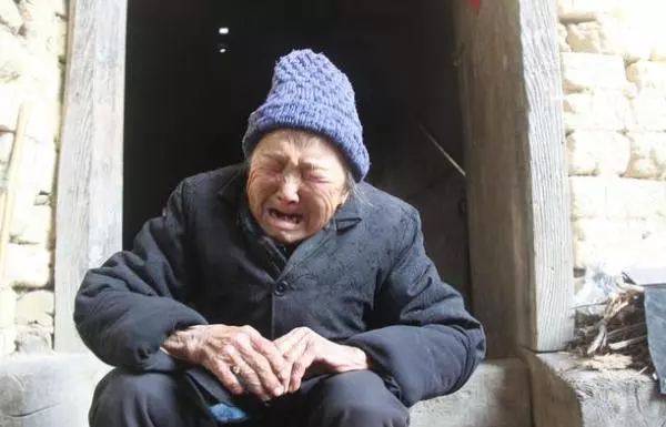 我患重病被婆婆趕出門,十年後接到她的電話,我忍不住流下眼淚