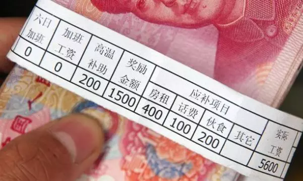 母親每晚坐豪車回家,兒子覺得很蹊蹺,看到工資條後忍不住大笑