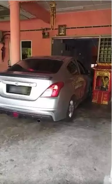 外面停車不安全?他把整輛車駕進客廳Park!