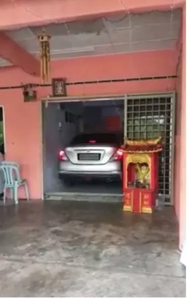 外面停車不安全?他把整輛車駕進客廳Park!