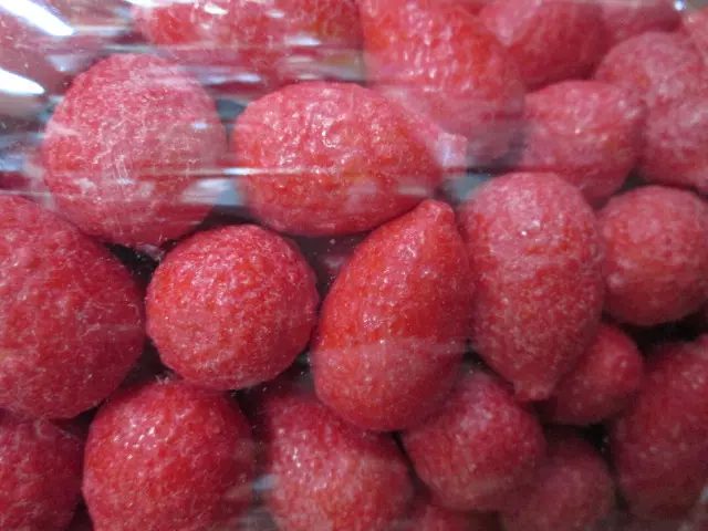 以為是草莓糖!她童年最愛吃「水溝旁一坨粉紅」塞進嘴巴後「驚覺真面目」雞母皮掉滿地:很傻很天真