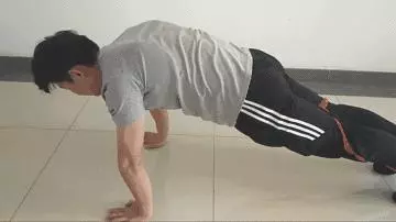 開始健身之前,先把駝背治好,勤練5個動作,駝背改善很明顯