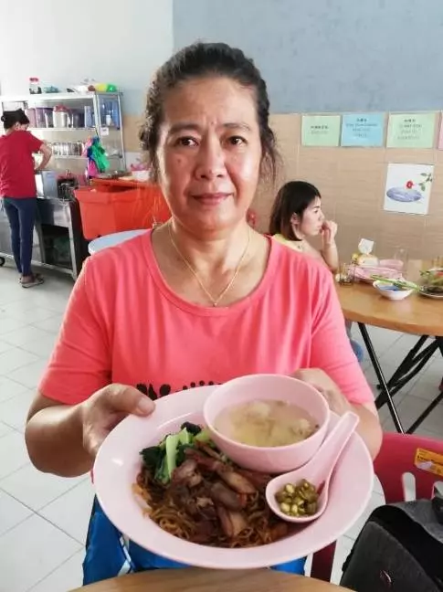攤主不計成本:一盤雲吞麵只賣2令吉,60歲以上樂齡人士還可免費吃~