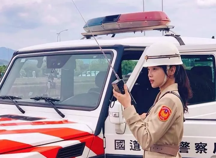 國道女警「穿越30年前」制服正翻!窄裙辣秀美腿 懷舊照一秒讓網歪樓