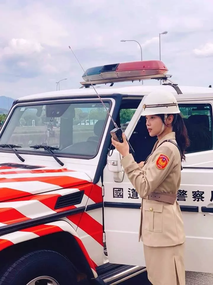 國道女警「穿越30年前」制服正翻!窄裙辣秀美腿 懷舊照一秒讓網歪樓
