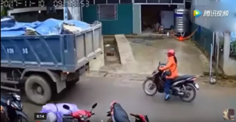 監控拍下恐怖一幕!女子發現不對勁後,扔下摩托車就跑!