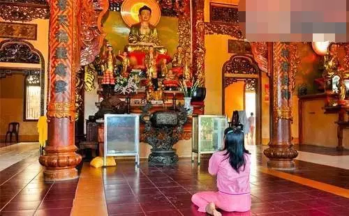 女性去寺廟燒香,這4種衣服不要穿,要謹記