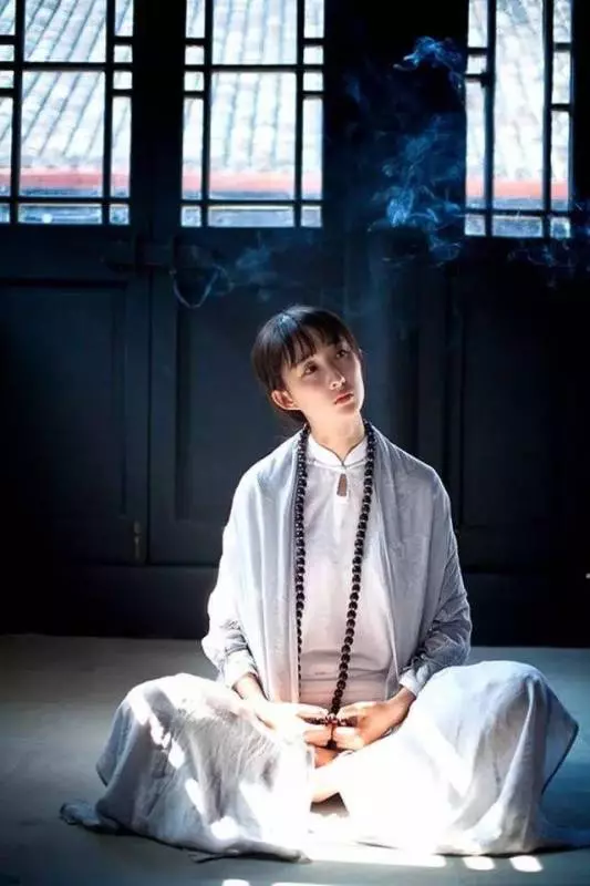 女性去寺廟燒香,這4種衣服不要穿,要謹記