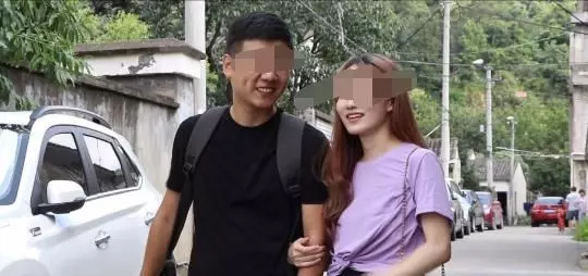 兒子帶女友回家,她每次去廁所都帶一瓶水,婆婆不解,跟去後傻住