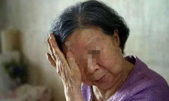 兒子帶女友回家,她每次去廁所都帶一瓶水,婆婆不解,跟去後傻住