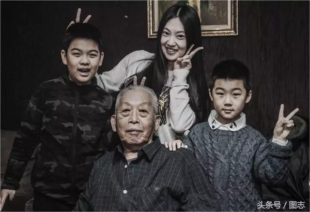 這一次真的要走了…老爺爺離開前顫抖撒嬌 妻子不捨吻別曝光「牽手80年的愛情」全網淚崩
