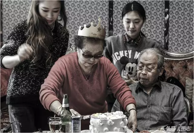 這一次真的要走了…老爺爺離開前顫抖撒嬌 妻子不捨吻別曝光「牽手80年的愛情」全網淚崩