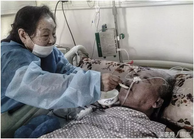 這一次真的要走了…老爺爺離開前顫抖撒嬌 妻子不捨吻別曝光「牽手80年的愛情」全網淚崩