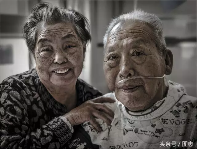 這一次真的要走了…老爺爺離開前顫抖撒嬌 妻子不捨吻別曝光「牽手80年的愛情」全網淚崩