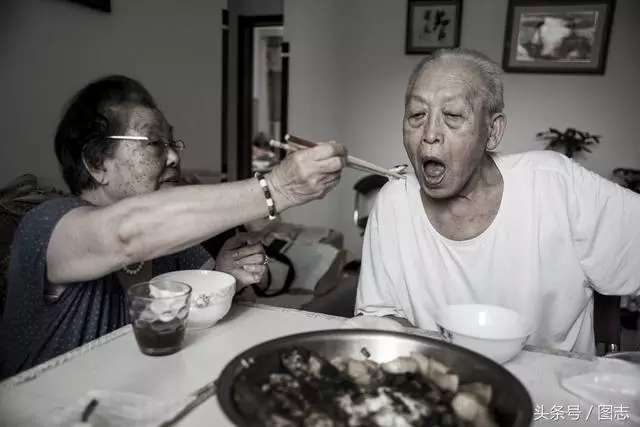 這一次真的要走了…老爺爺離開前顫抖撒嬌 妻子不捨吻別曝光「牽手80年的愛情」全網淚崩