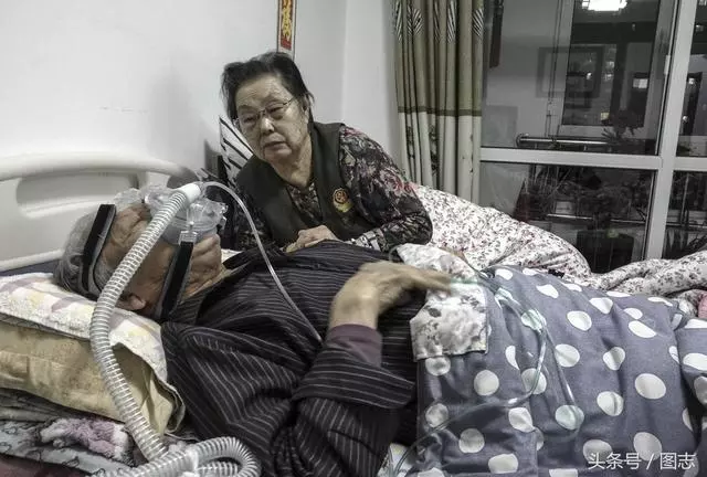 這一次真的要走了…老爺爺離開前顫抖撒嬌 妻子不捨吻別曝光「牽手80年的愛情」全網淚崩