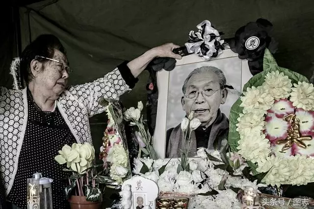 這一次真的要走了…老爺爺離開前顫抖撒嬌 妻子不捨吻別曝光「牽手80年的愛情」全網淚崩