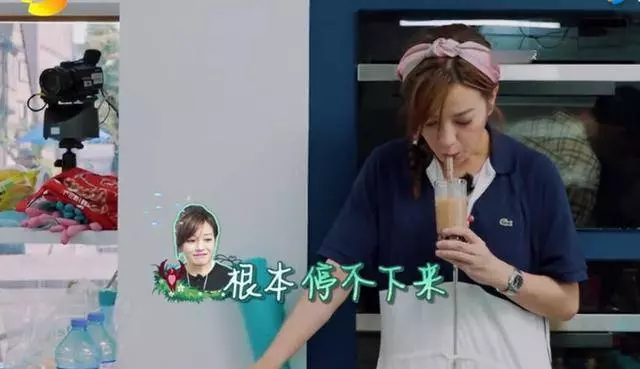 42歲趙薇現身好友婚宴,一身白裙配上水蛇腰,簡直美到發光,網友:越變越美