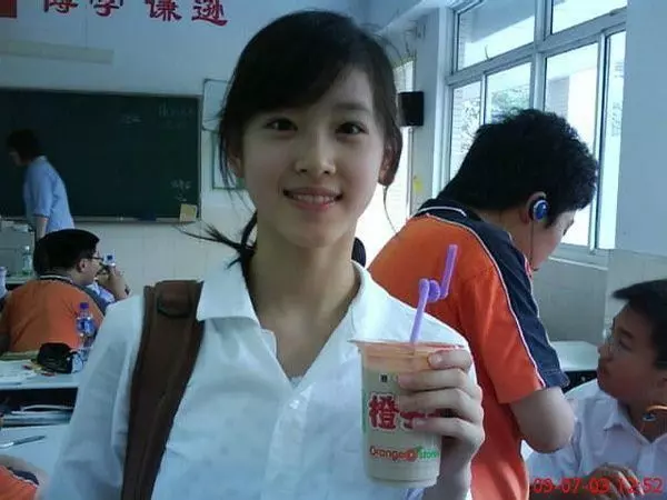 16歲因一張照片紅遍網路,卻與大19歲大叔結婚,如今的她和馬雲名列富豪榜!