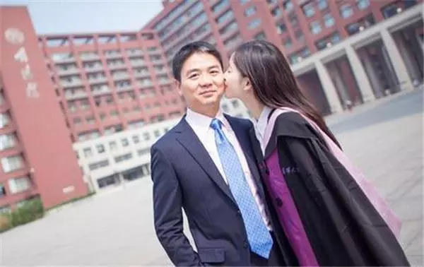 16歲因一張照片紅遍網路,卻與大19歲大叔結婚,如今的她和馬雲名列富豪榜!