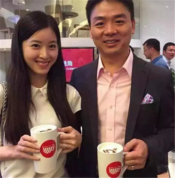 16歲因一張照片紅遍網路,卻與大19歲大叔結婚,如今的她和馬雲名列富豪榜!