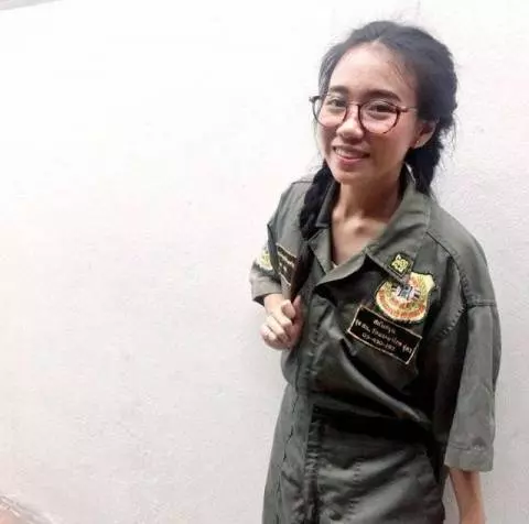 泰國正妹穿短裙跳上擔架做急救,網友:難怪正妹身後那麼多人