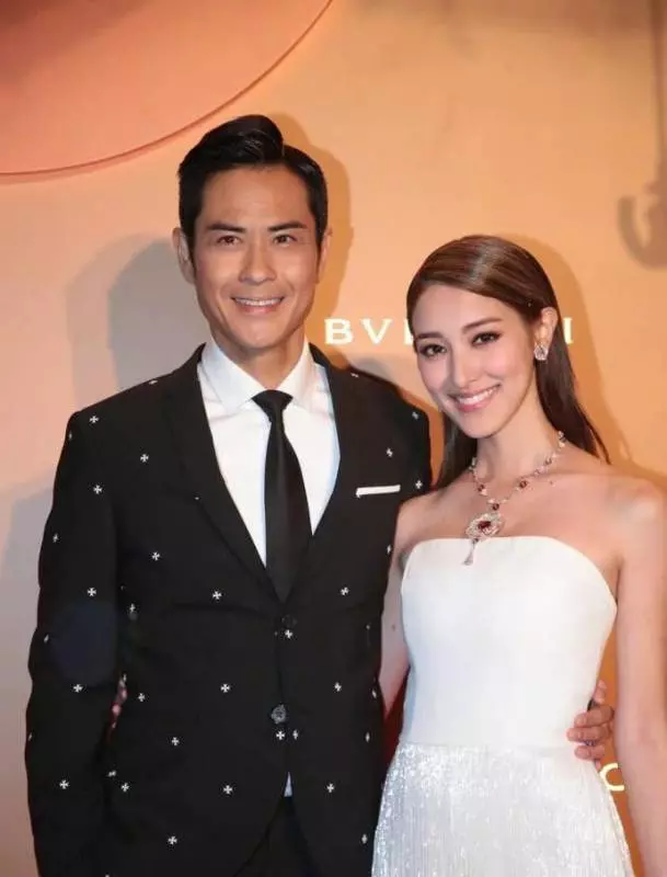林心如撞衫新晉人妻陳凱琳,大媽和港姐的差距,心疼霍建華!