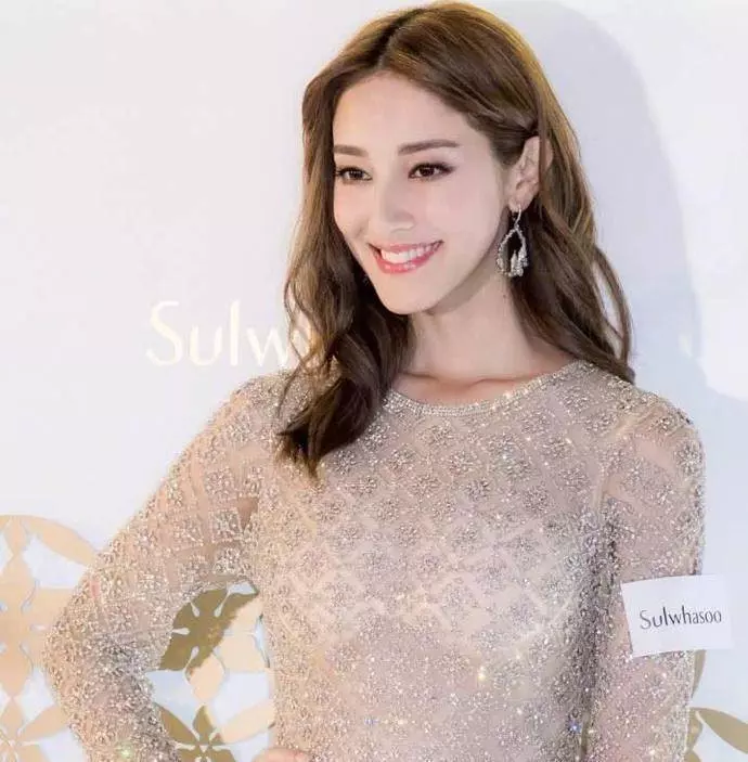 林心如撞衫新晉人妻陳凱琳,大媽和港姐的差距,心疼霍建華!