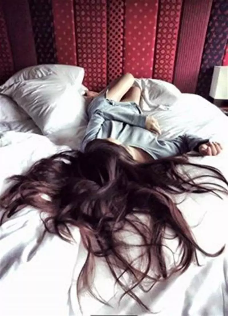妹子賴床突然收到男友傳訊「有點冷吧?」 她抬頭一看放內竟被放這個...超怒:太噁心了!
