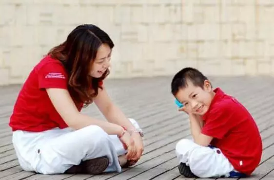 超貼心!小暖男地鐵上用手給媽媽墊頭睡覺走紅,媽媽:成績好不如品德好