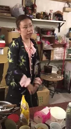 不聽勸阻硬闖櫃台!陸客女拍桌吐痰:「我們國家就是這風格!」最終員警來了才罷休:這種人真讓人受不了