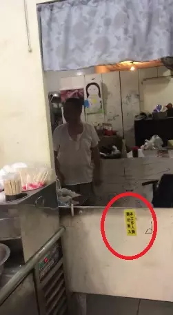 不聽勸阻硬闖櫃台!陸客女拍桌吐痰:「我們國家就是這風格!」最終員警來了才罷休:這種人真讓人受不了